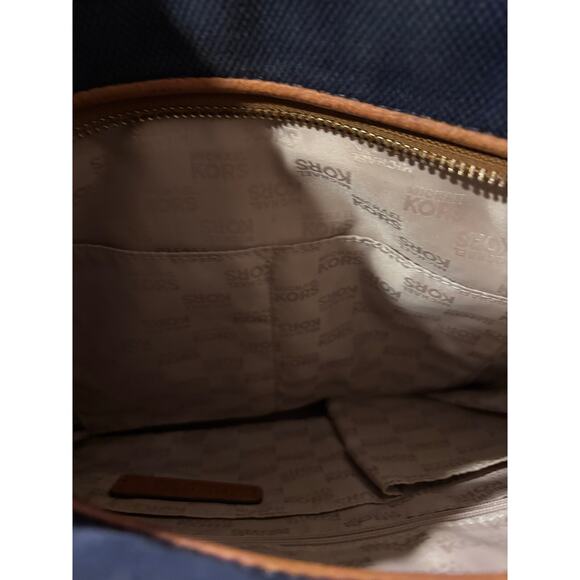 Michael Kors Retired Kingsbury Bucket Bag, Navy in Nice Condition! - Picture 6 of 14